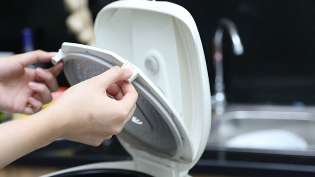 Cách tháo nồi cơm điện 3