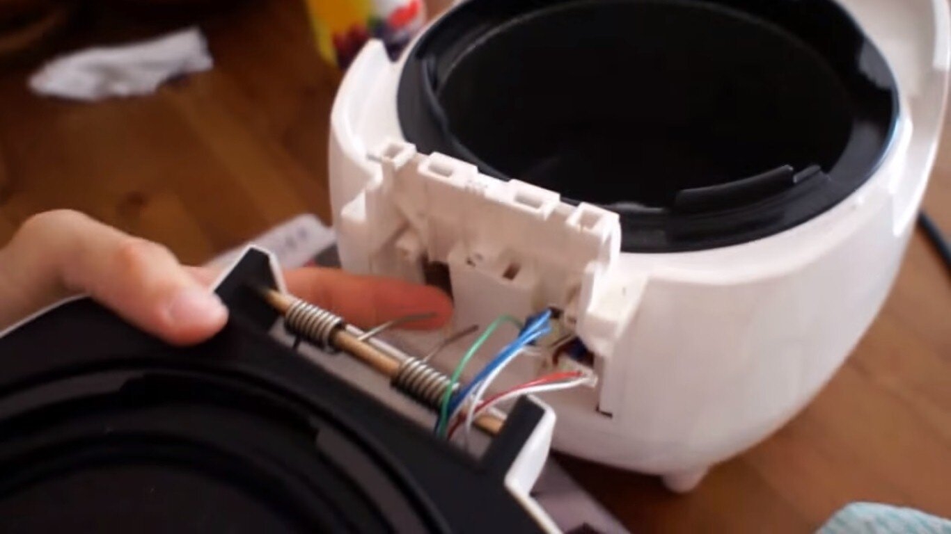 Cách tháo nồi cơm điện 4