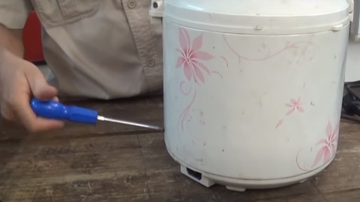 Cách tháo nồi cơm điện 5