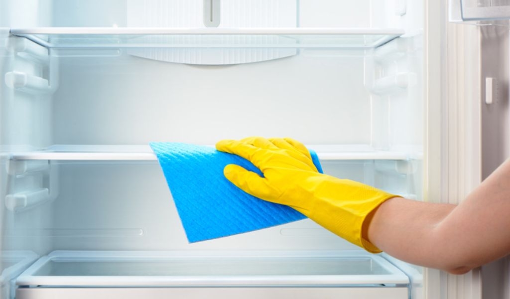 Vệ sinh tủ lạnh bằng baking soda đơn giản, nhanh chóng và mẹo khử mùi hôi hiệu quả 2