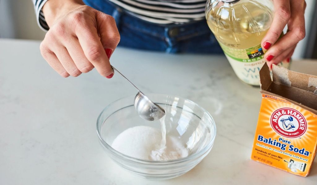 Vệ sinh tủ lạnh bằng baking soda đơn giản, nhanh chóng và mẹo khử mùi hôi hiệu quả 3