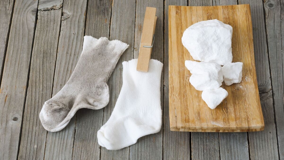 cách giặt tất trắng 3