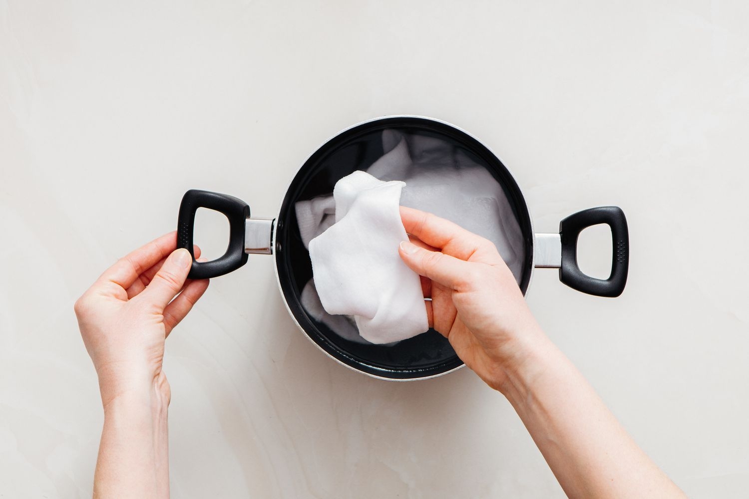 cách giặt tất trắng 4