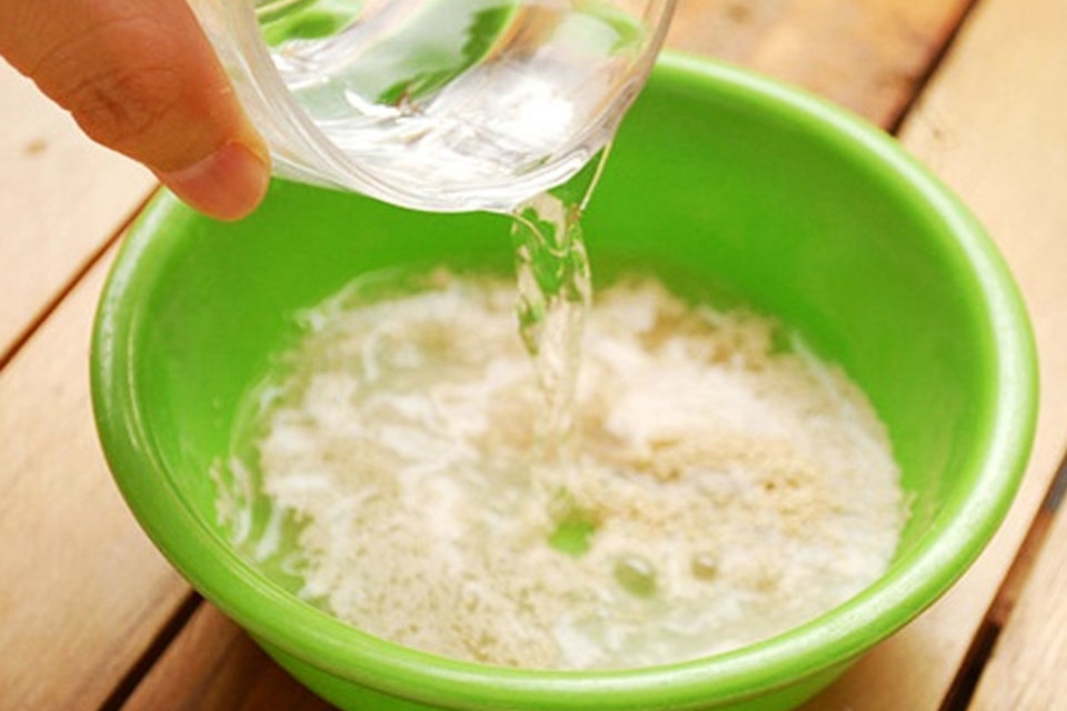 Kích hoạt men nở để trộn cùng bột làm bánh.