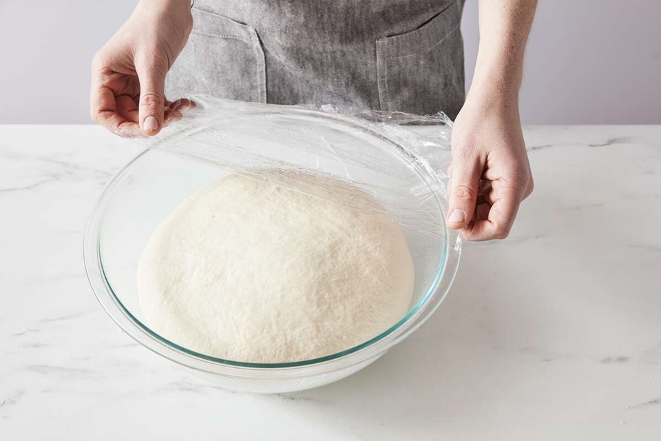Trộn hỗn hợp bột làm bánh tiêu sữa và ủ cho bột nở.