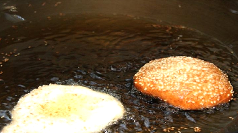 Chiên bánh tiêu sữa chín vàng đều các mặt.
