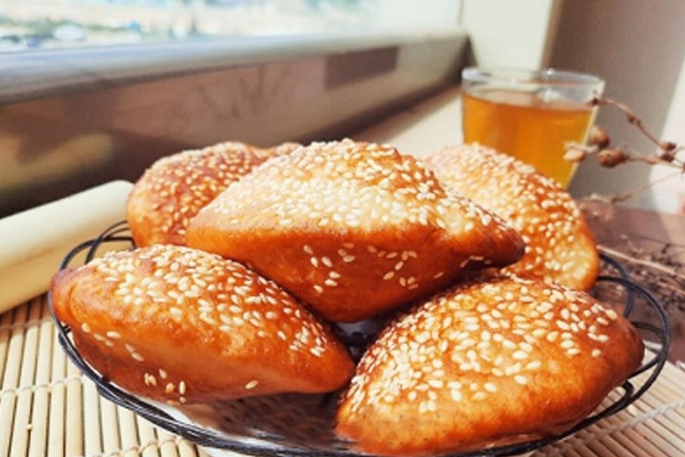 Bánh tiêu sữa còn nóng hổi, giòn giòn phần vỏ, mềm mịn phần ruột.