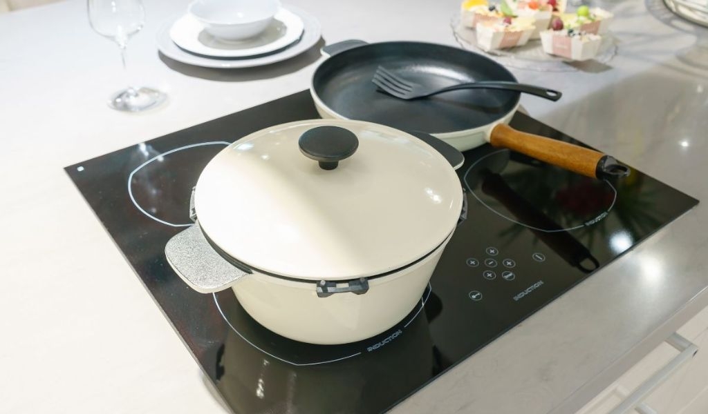 Mặt kính bếp từ bị nứt là do đâu và cách khắc phục? Mặt bếp bị nứt có tiếp tục dùng được không? 3