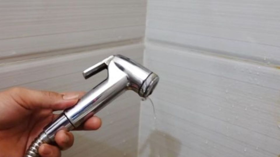 dây vòi xịt vệ sinh bị rỉ nước 1
