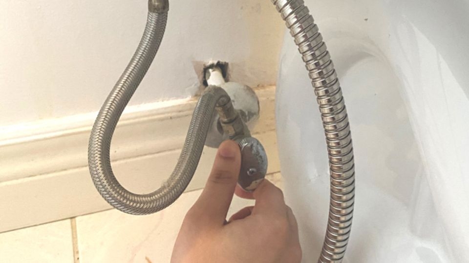 dây vòi xịt vệ sinh bị rỉ nước 3