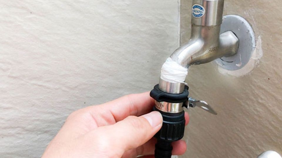 dây vòi xịt vệ sinh bị rỉ nước 2