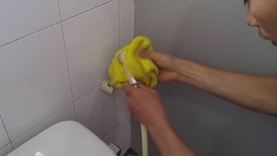 dây vòi xịt vệ sinh bị rỉ nước 4