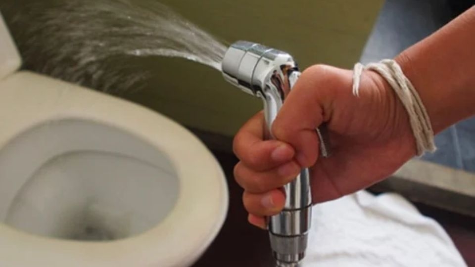 dây vòi xịt vệ sinh bị rỉ nước 5