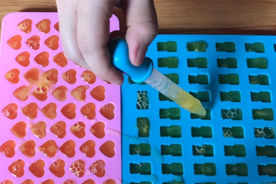 Bước 3: Đổ kẹo vào khuôn tạo hình