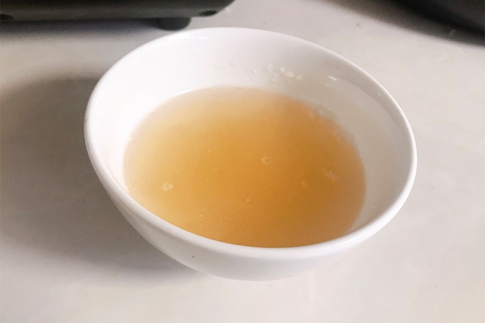 Bước 1: Ngâm gelatin trong nước