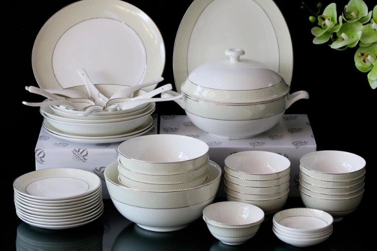 Tại sao bát đĩa thường làm bằng sứ?
