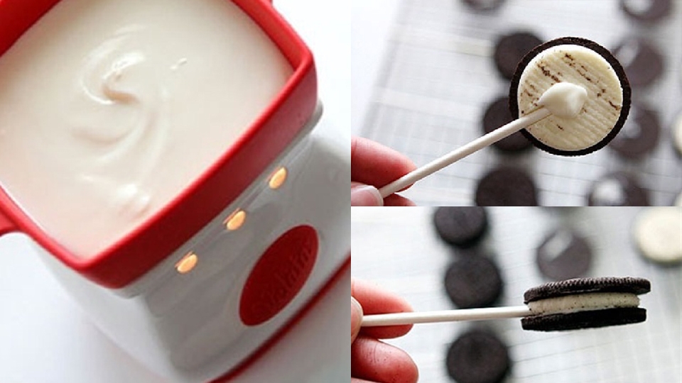 Đun nóng chocolate và cho ống mút vào giữa bánh Oreo.
