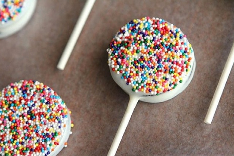 Kẹo mút làm từ Oreo hấp dẫn với hương vị ngọt ngào.