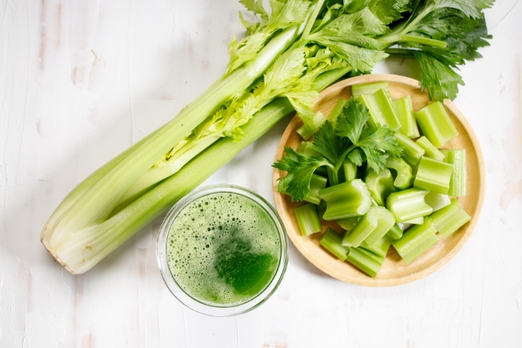 Cách nhặt rau cần tây