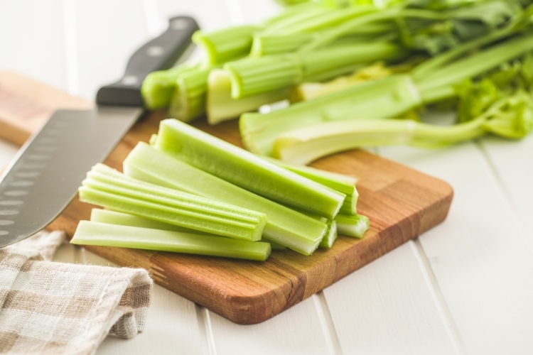 Nhặt hoặc cắt rau cần tây