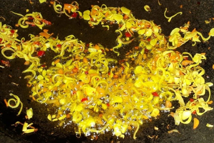 cách làm chân gà rút xương xào sả ớt hình 4