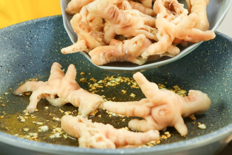 cách làm chân gà rút xương xào sả ớt hình 5