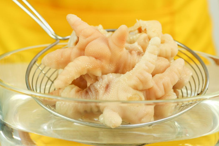 cách làm chân gà rút xương xào sả ớt hình 3