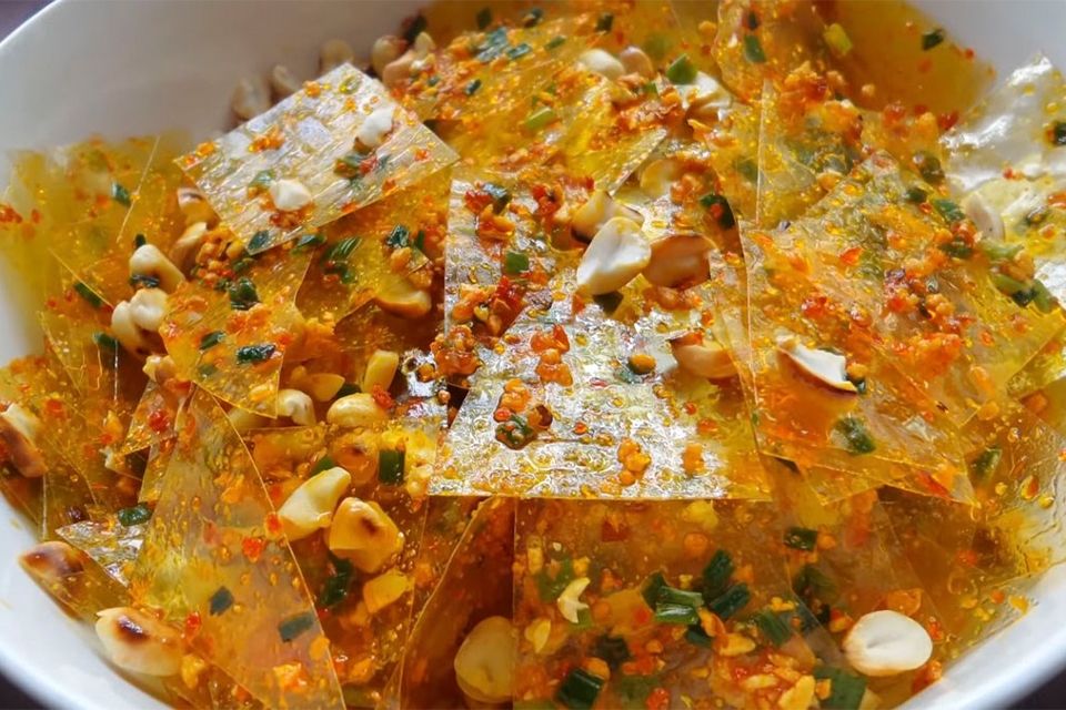 Các bước thực hiện bánh tráng trộn muối tôm sa tế