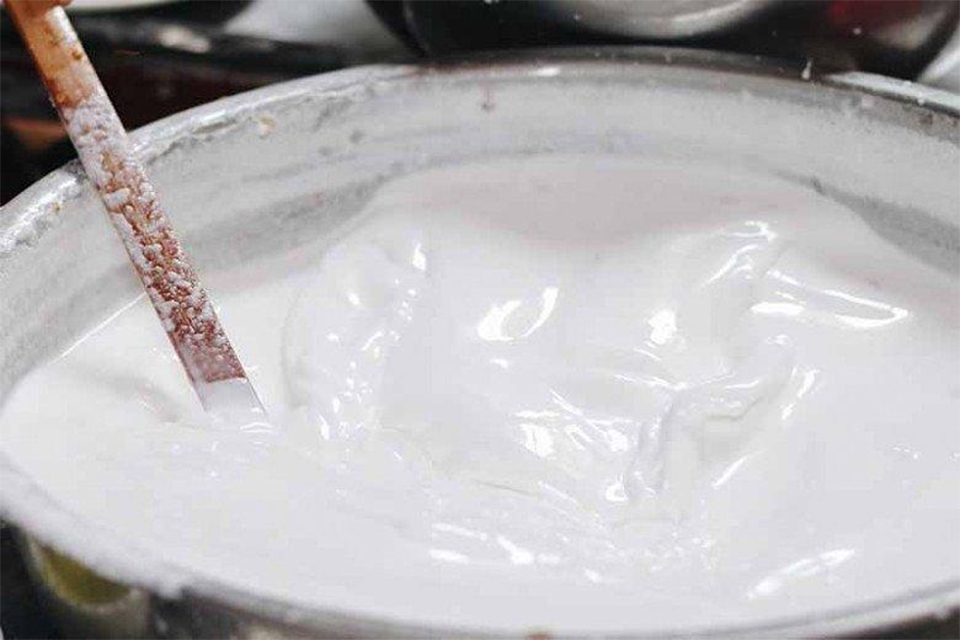 Bước 3: Thêm gia vị vào bột