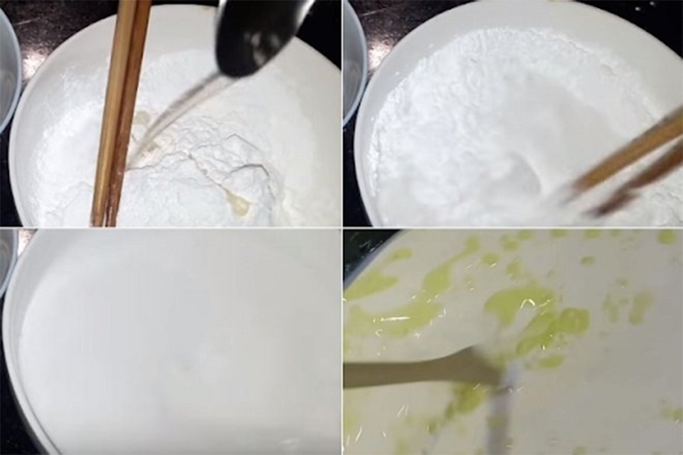 Bước 2: Hòa nước với bột