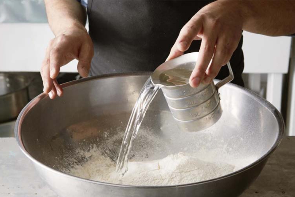 Bước 1: Ngâm bột làm bánh cuốn