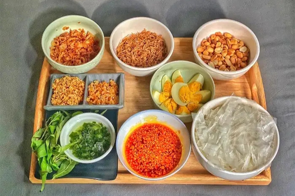 Chuẩn bị nguyên liệu nước chấm bánh tráng trứng muối