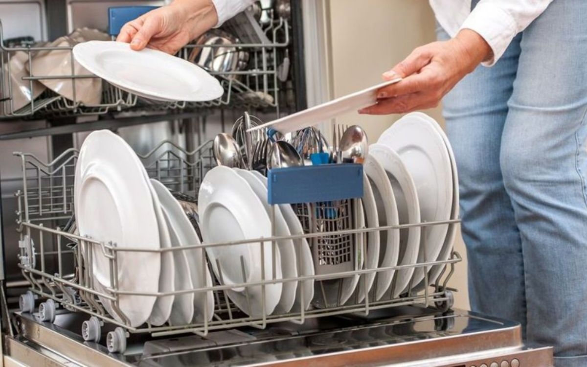 Xếp chén đĩa vào máy Xếp chén đĩa vào máy