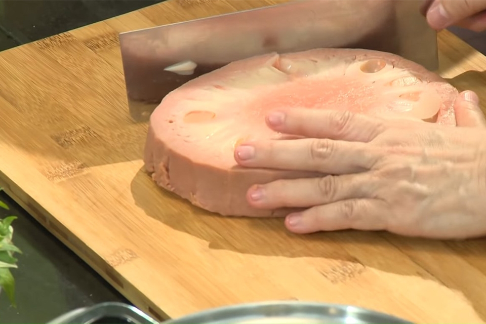 Bước 1: Sơ chế nguyên liệu hầm mít