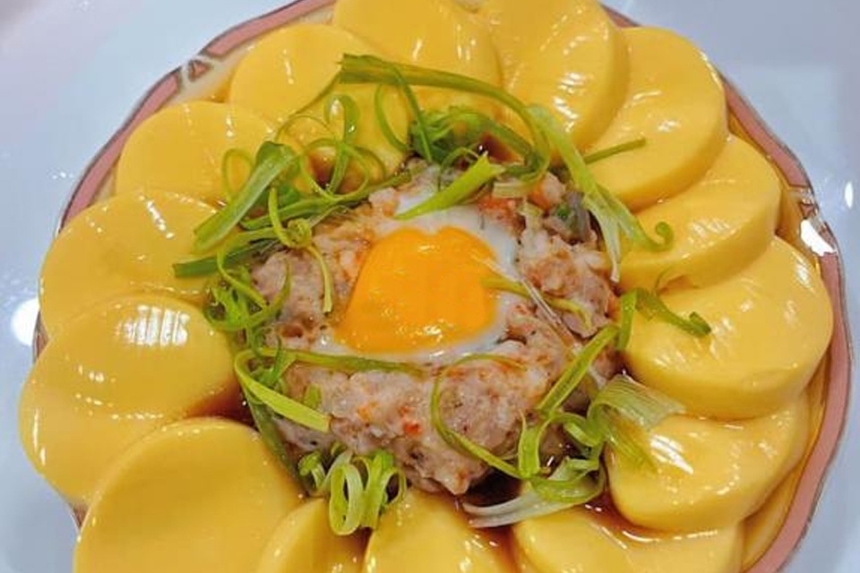 Đậu hũ non hấp trứng và tôm thịt thơm ngon, hấp dẫn.