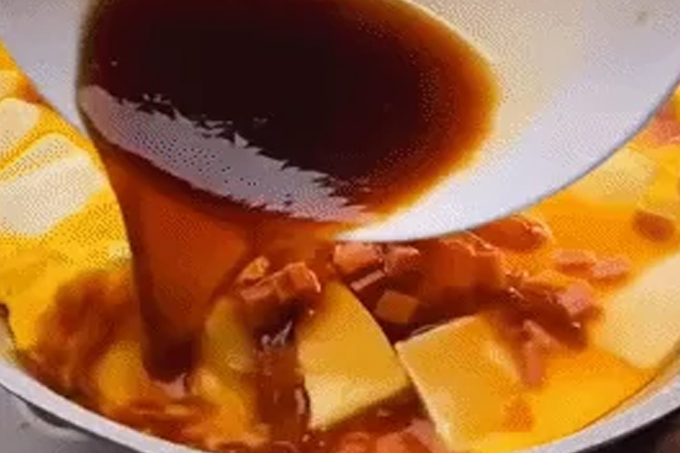 Làm hỗn hợp nước sốt và rưới đều vào chảo trứng, đậu hũ non.