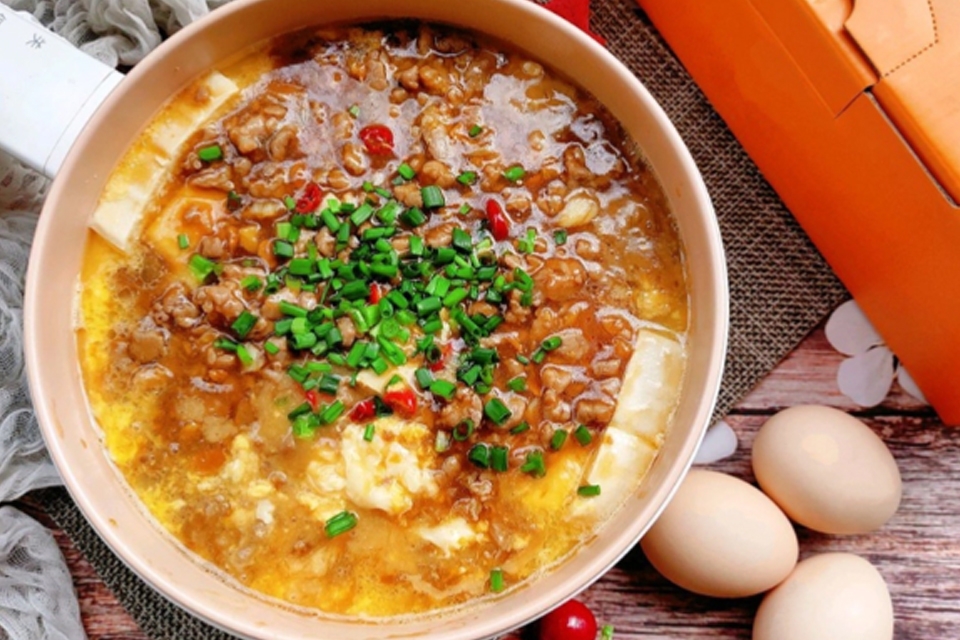 Món đậu hũ non hấp trứng thịt băm thơm ngon, hấp dẫn, có giá trị dinh dưỡng cao.