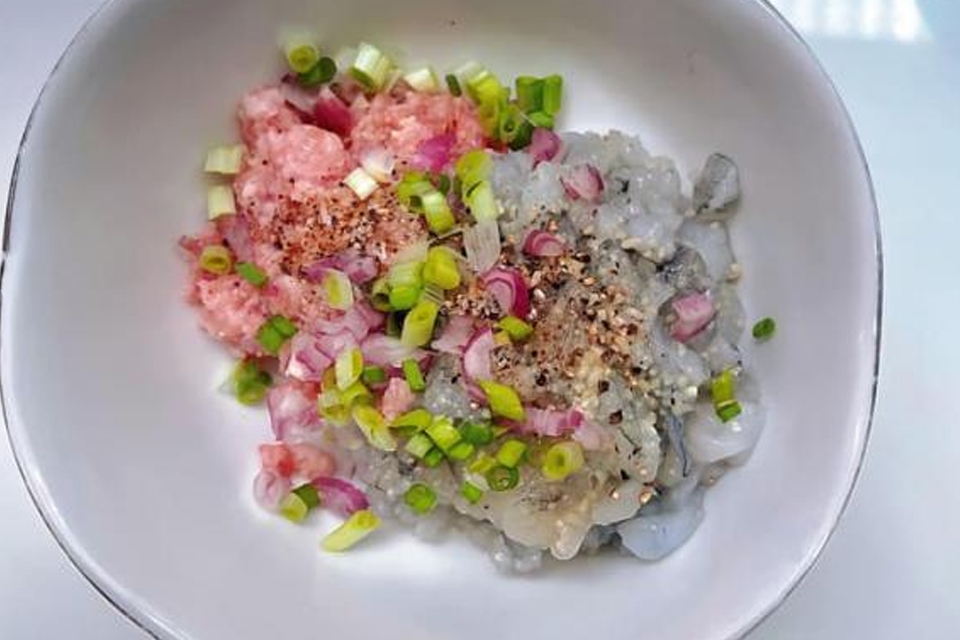 Ướp tôm và thịt băm cùng gia vị.