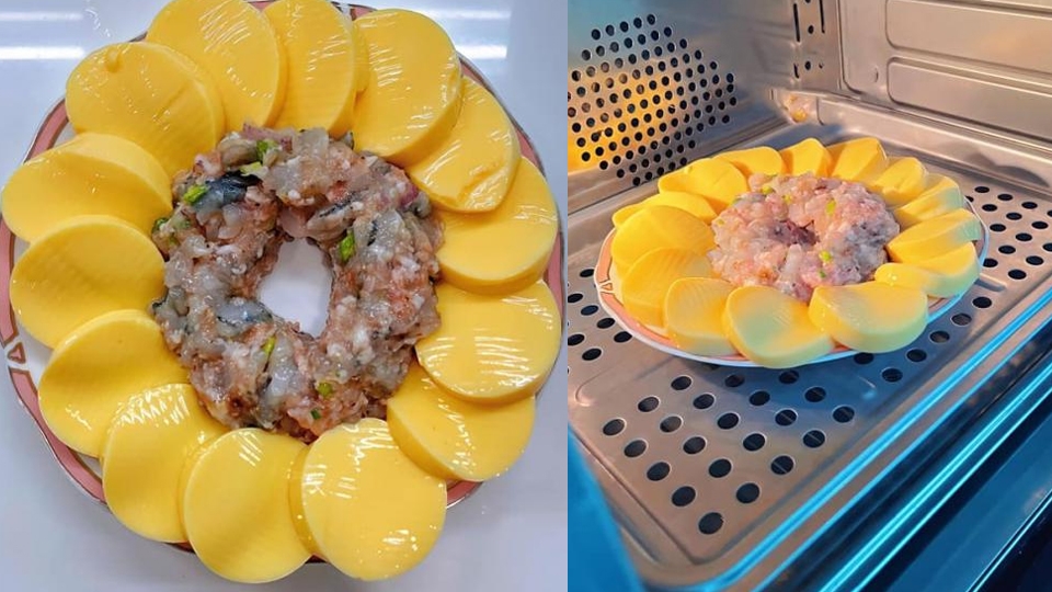 Cắt đậu hũ non thành những khoanh tròn đặt vào đĩa rồi cho nhân tôm thịt vào giữa và đem đi hấp.