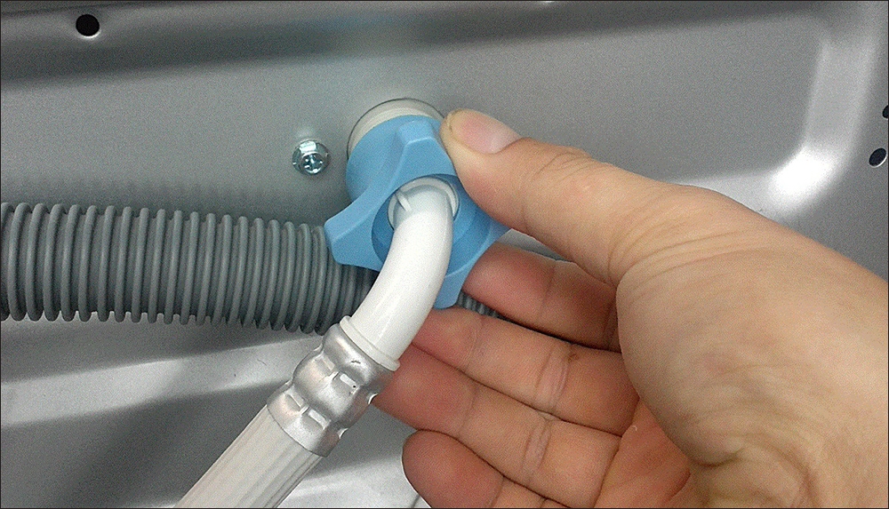 Lưới lọc van cấp nước bị tắc nghẽn