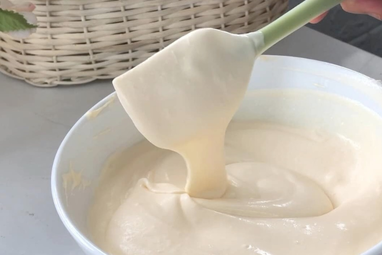 Làm phần sốt kem sữa