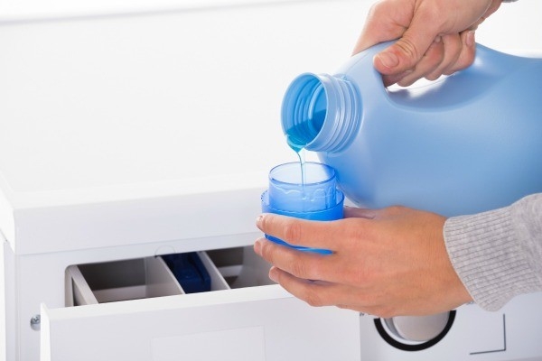 Cách dùng nước xả vải thơm cho máy giặt để quần áo luôn thơm tho như giặt ở tiệm 2