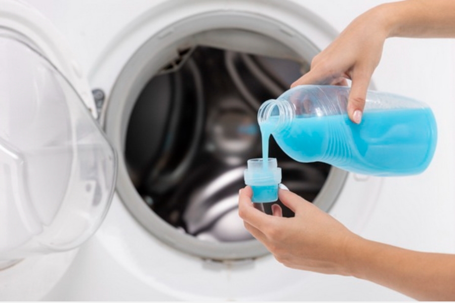 Cách dùng nước xả vải thơm cho máy giặt để quần áo luôn thơm tho như giặt ở tiệm 6