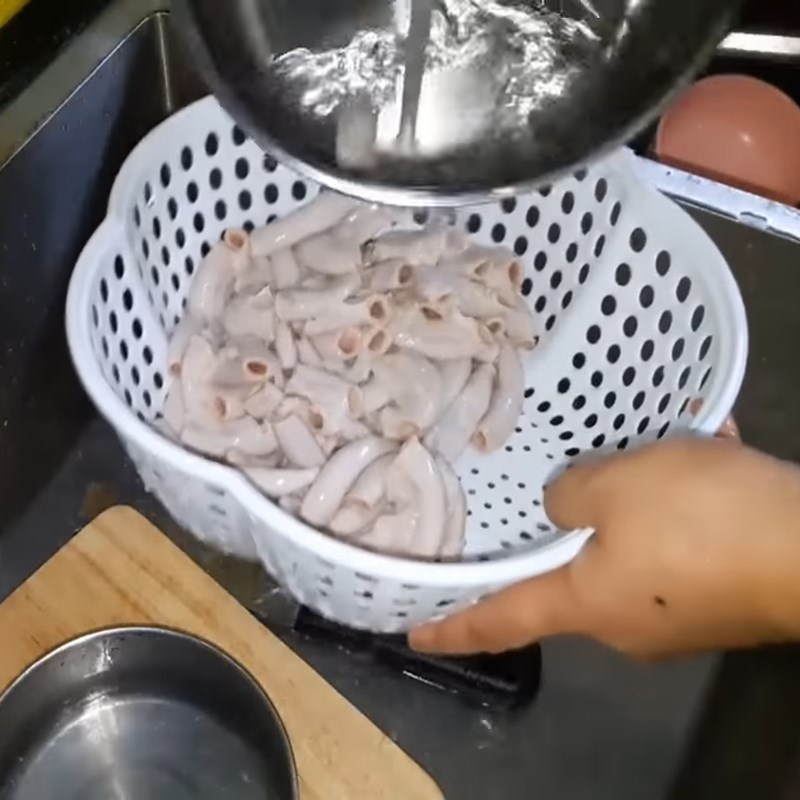 Cách làm lòng heo xào nghệ 4