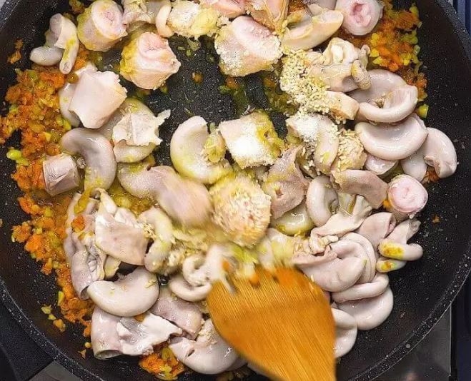 Cách làm lòng heo xào nghệ 6