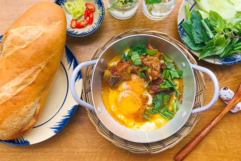 Sốt bánh mì chảo sườn non kho đậm đà, thơm ngậy.