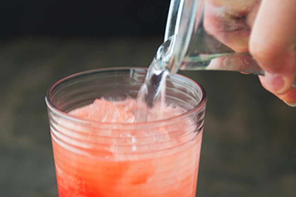 Pha nước đường vào ly nước để tăng vị ngọt cho soda dưa hấu.