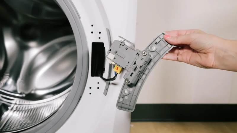 Thay công tắc cửa máy giặt Toshiba 4