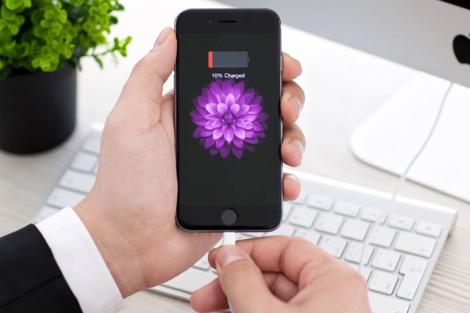 Không để điện thoại cạn pin mới tiến hành sạc