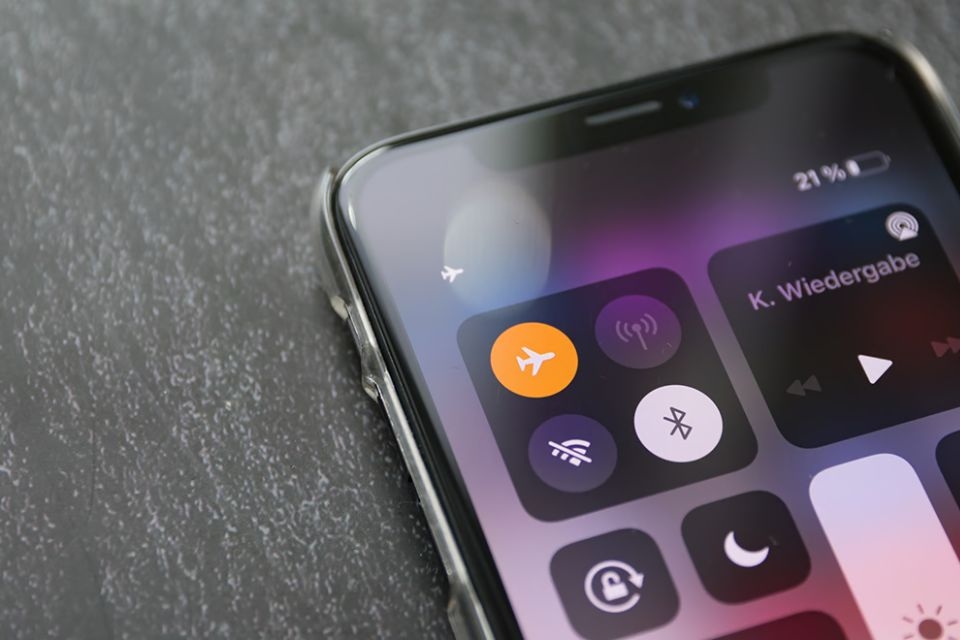 Không nên vừa sạc vừa dùng điện thoại iPhone